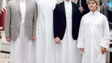 بالصورة .. أمير قطر يلتقي أسرة يمنية 9
