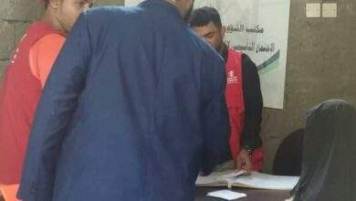 الأستاذ الصولبة ورئيس جمعية نشطاء الخير والتنمية يطلعان على توزيع التغذية من منظمة رعاية الأمومة والطفولة 8