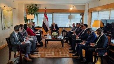رئيس مجلس القيادة الرئاسي يبحث ووزير الخارجية الأمريكي مستجدات الوضع اليمني 13