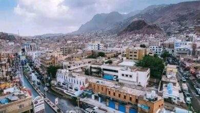 نموت جوع .. مواطن من تعز يصرخ ويحرق ملابسه احتجاجا على نقص الخدمات وارتفاع الاسعار (فيديو) 4