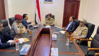 وزير الدفاع يبحث مع محافظ الجوف وقائد المحور الوضع الميداني في جبهات القتال. 2
