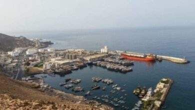 جماعة الحوثي تهدد باستهداف السفن النفطية والموانئ التي تستهلك النفط اليمني ومجلس القيادة يبعث برسالة.! 11 جماعة الحوثي تهدد باستهداف السفن النفطية والموانئ التي تستهلك النفط اليمني ومجلس القيادة يبعث برسالة.!