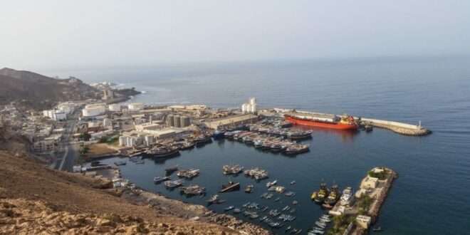 جماعة الحوثي تهدد باستهداف السفن النفطية والموانئ التي تستهلك النفط اليمني ومجلس القيادة يبعث برسالة.! 