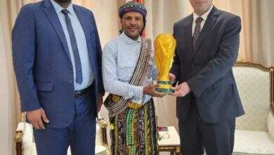 سفير اليمن في قطر يتلقي النحات اليمني يعقوب هبشان 2