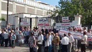 هيئة استكشاف وإنتاج النفط في عدن تنفذ إضرابًا وتغلق أبواب الهيئة 3 هيئة استكشاف وإنتاج النفط في عدن تنفذ إضرابًا وتغلق أبواب الهيئة