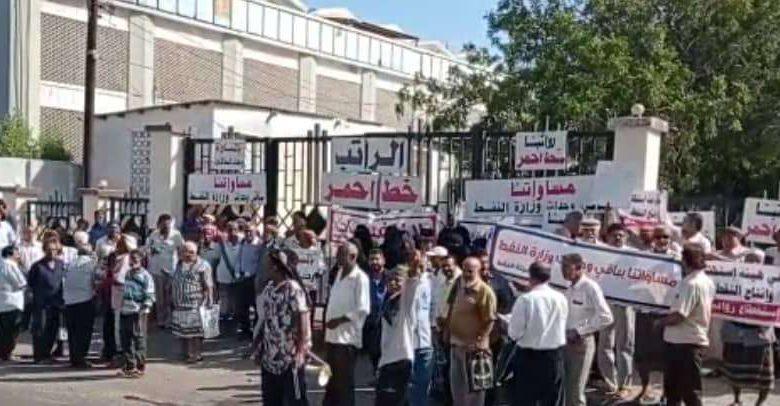 هيئة استكشاف وإنتاج النفط في عدن تنفذ إضرابًا وتغلق أبواب الهيئة