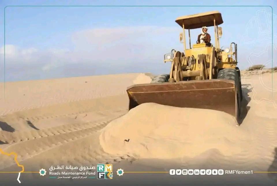 لحج.. الفرق الفنية تواصل اعمال إزاحة الرمال من خط عدن المخا