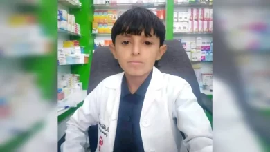 يظن البعض أنه طفل بعمر 10 سنوات.. شاب يمني يعجز عن إقناع الناس بأنه طبيب عمره 30 عامًا (صورة) 3