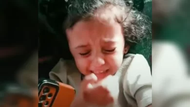 بالفيديو|طفلة يمنية تبكي بحرقة تثير تعاطف رواد مواقع التواصل شاهد ماقصتها؟ 4
