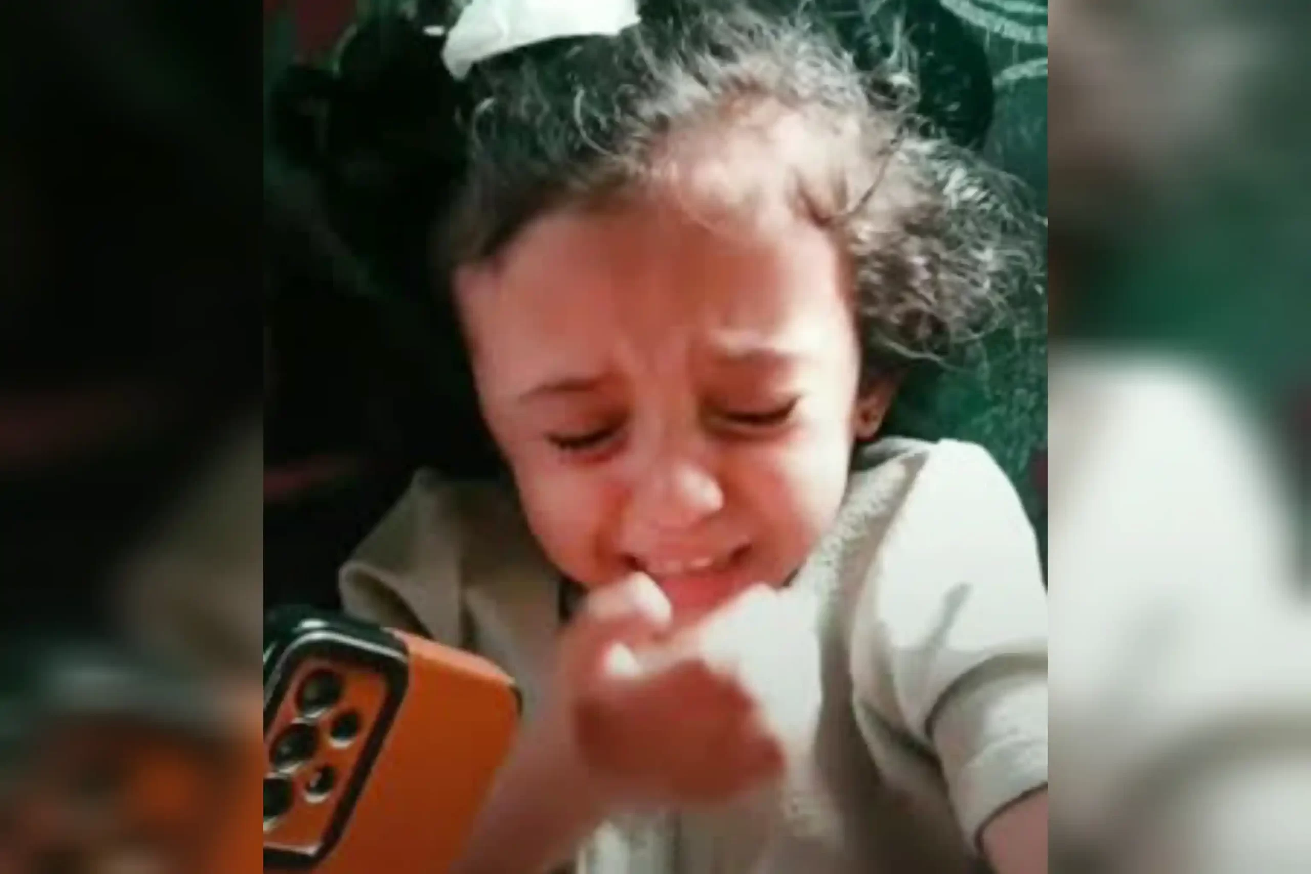 بالفيديو|طفلة يمنية تبكي بحرقة تثير تعاطف رواد مواقع التواصل شاهد ماقصتها؟