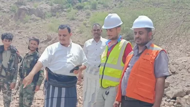 الوكيل الحسني يطلع على سير أعمال رصف وسفلتة طريق الضالع الازارق . 10