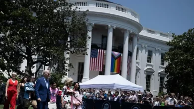 سخرية وضجة في مواقع التواصل عقب رفع علم المثليين على البيت الأبيض (صور+ فيديوهات) 5