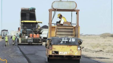 لحج.. إستمرار أعمال الاسفلت بخط راس عمران المخا 4