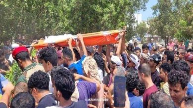 الآلاف يشيعون جثمان الطفلة "حنين" في عدن 9