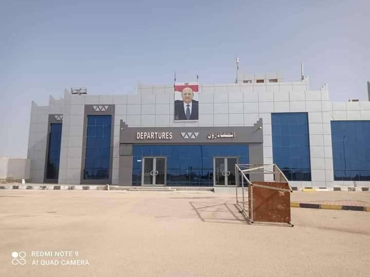 وكيل محافظة المهرة لشؤون العلاقات العامة يطلع على الترتيبات الجارية بمطار الغيضة قبل تدشين الرحلات الداخلية