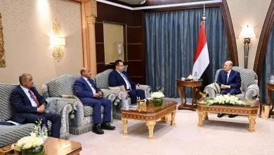 الرئيس العليمي يجتمع برئيس الوزراء ومحافظ البنك المركزي ووزير المالية 1