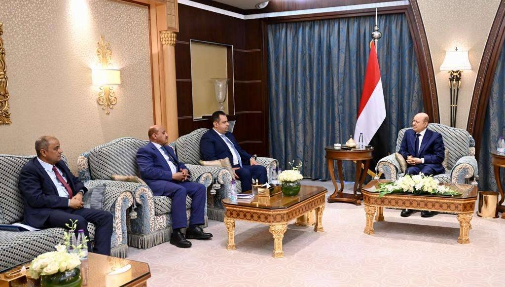 الرئيس العليمي يجتمع برئيس الوزراء ومحافظ البنك المركزي ووزير المالية