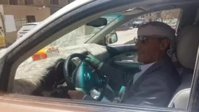 بعد عودته من الغربة الى وطنه .. طالب يهدي معلمه سيارة فاخرة لن تصدق ماهي الأسباب التي دفعته لذالك! 7