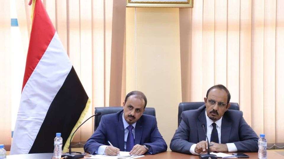 وزير الإعلام ومحافظ حضرموت يرأسان اجتماعا في مكاتب الوزارة وفروع هيئاتها ومؤسساتها .