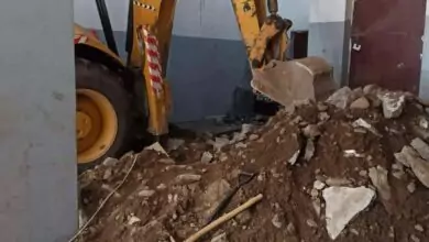 صدمة بعدن.. متنفذ يبني عمارة فوق كابل كهربائيّ بشارع رئيسي 9