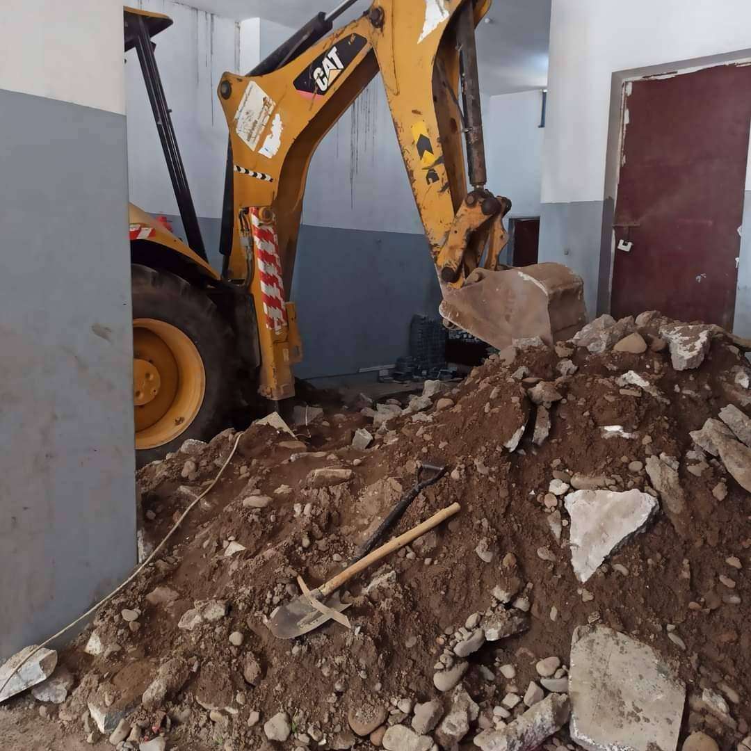 صدمة بعدن.. متنفذ يبني عمارة فوق كابل كهربائيّ بشارع رئيسي