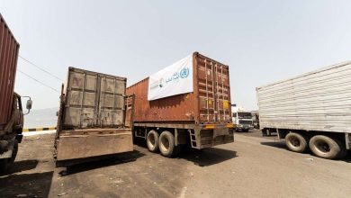 وصول أول شحنة من مولدات الأكسجين إلى ميناء عدن البحري بدعم من مركز الملك سلمان للإغاثة 4