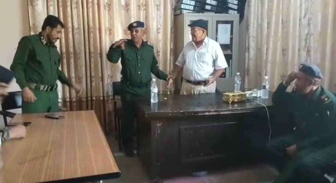 مدير عام الأحوال المدنية بأبين يتفقد مركز الاصدار الآلي بلودر