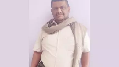 سائق شاحنة يهدد بأحراق نفسه وشاحنتة امام بوابة ميناء عدن. 4