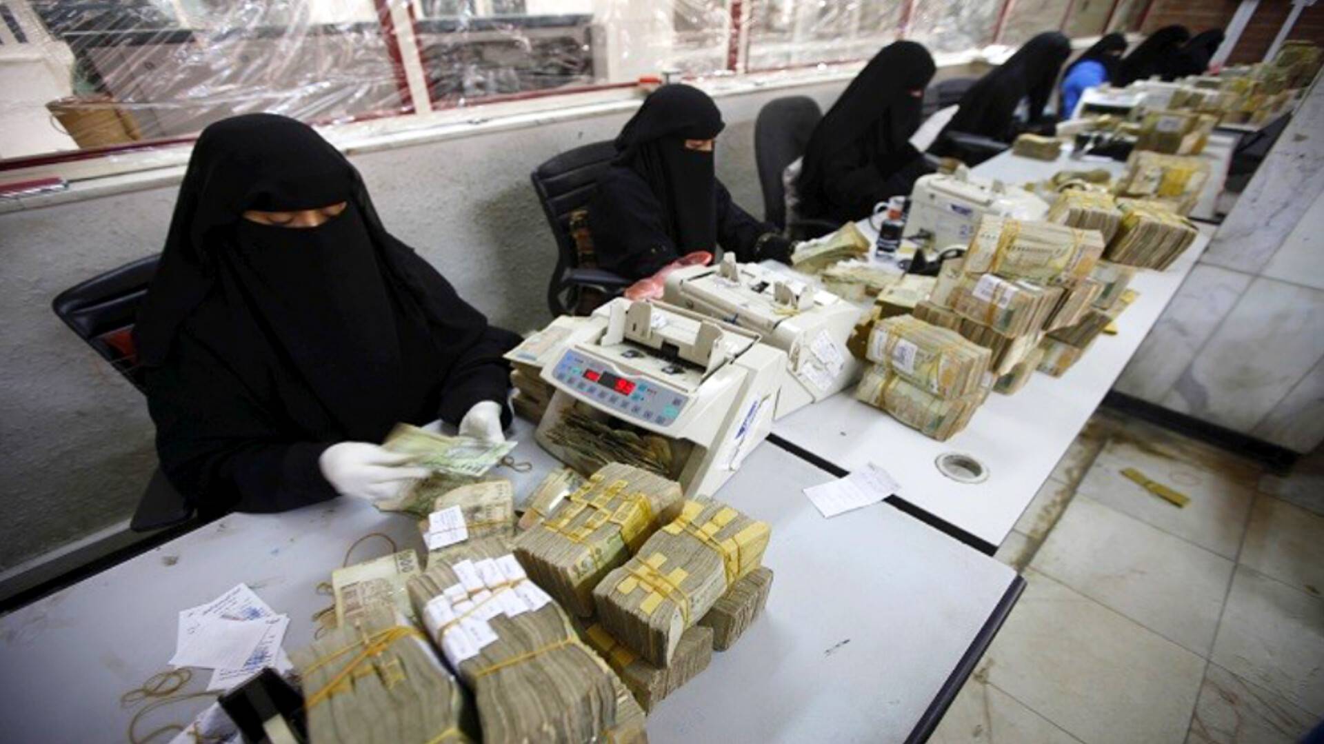 صحيفة سعودية تفجر مفاجأة بشأن صرف المرتبات في اليمن