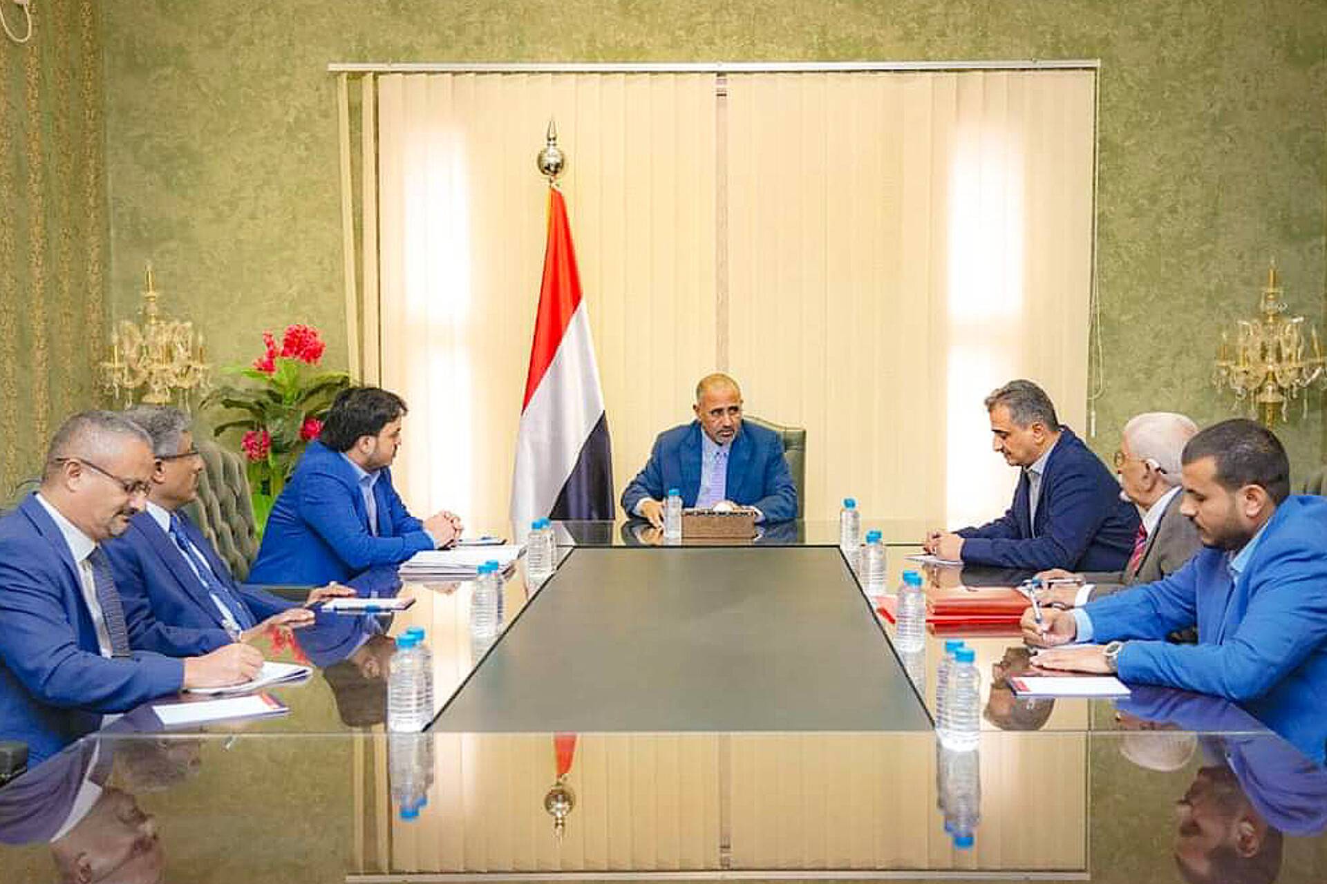 اللواء الزُبيدي يشدد على سرعة توفير حلول عاجلة لانتشال وضع كهرباء عدن