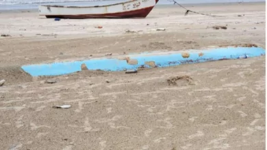 نجاه خمسة صيادين وفقدان سادس بعد غرق قاربهم بشبوة 5