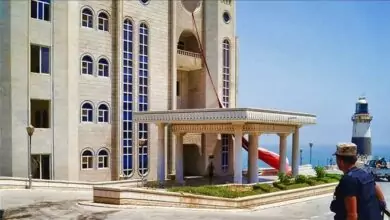 قوة عسكرية تحاصر قصر معاشيق وتمنع الدخول والخروج (تفاصيل) 1