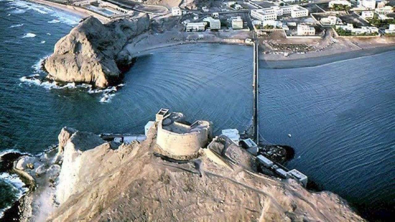 من أجل صورة تذكارية تعريض حياة طفلة للموت بعدن (صوره)