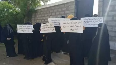 أمهات طالبات مدرسة الثورة بجعار يقيمون وقفة احتجاجية.. لهذا السبب 10