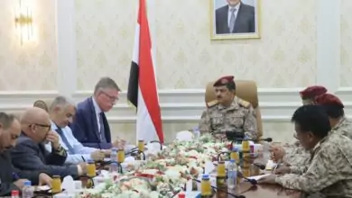 وزير الدفاع يناقش مع المستشار العسكري للمبعوث الاممي مستجدات الأوضاع العسكرية 5