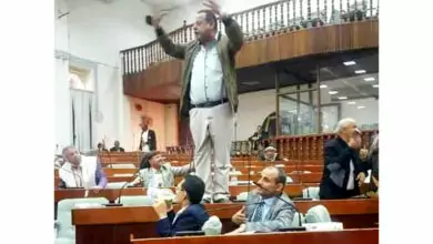 تفاصيل هامة.. العراك بقاعة البرلمان في صنعاء 5