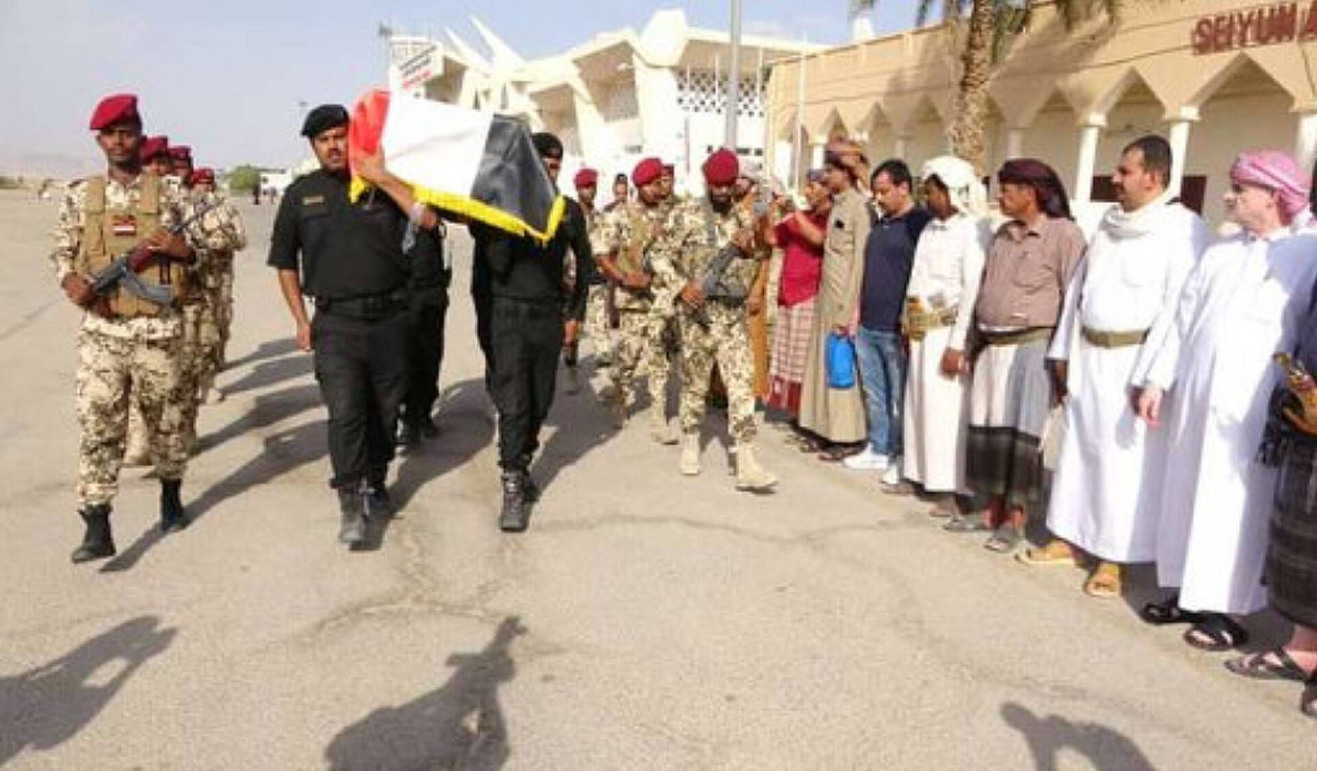 في جنازة عسكرية مهيبة.. توديع جثمان اللواء طرموم مستشار وزير الداخلية