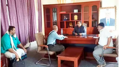 محافظ أبين يناقش مع مدير عام لودر إنشاء مجمع للأسواق بالمديرية 7