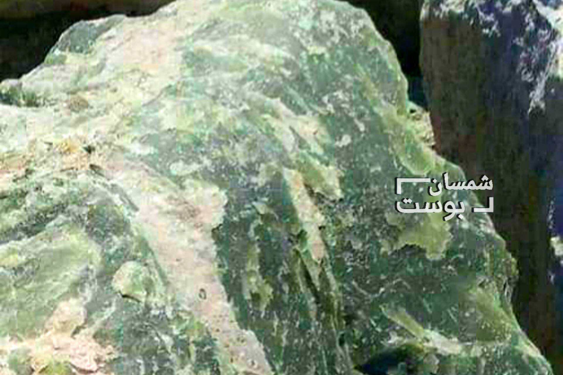 خبراء معادن أجانب يشترون أحجار من جبال أبين بمبالغ ضخمة.. تفاصيل القصة؟
