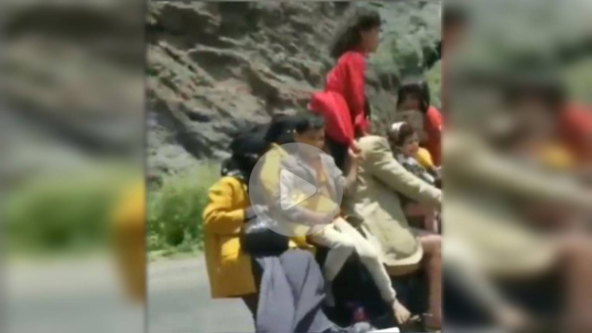 مغامرة خطيرة : رجل يمني مع عائلته المكونة من 9 أفراد في دراجة نارية (فيديو)