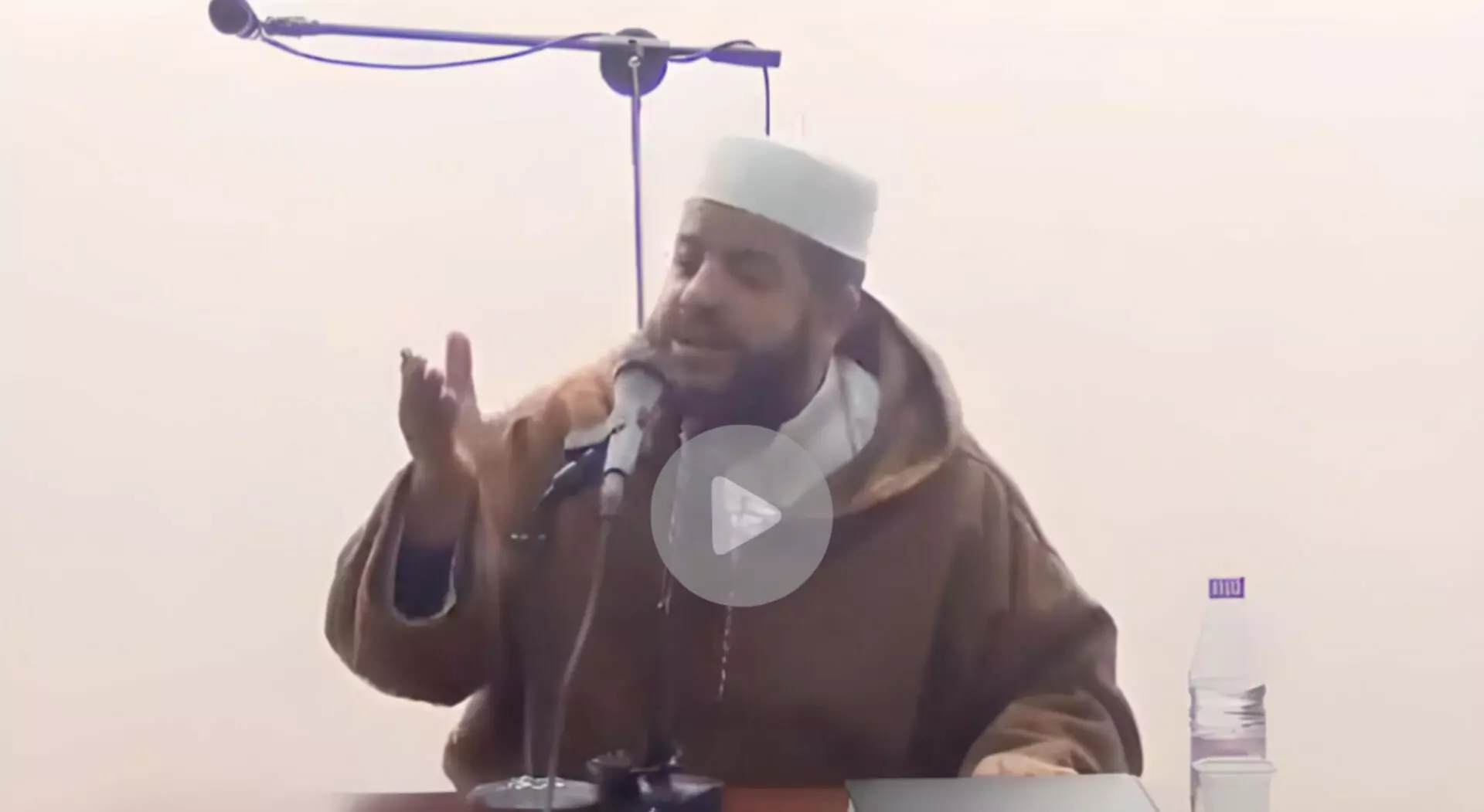 شاهد رد فعل داعية مغربي وهو يلقي درسا في أحد المساجد أثناء الزلزال (فيديو) 1
