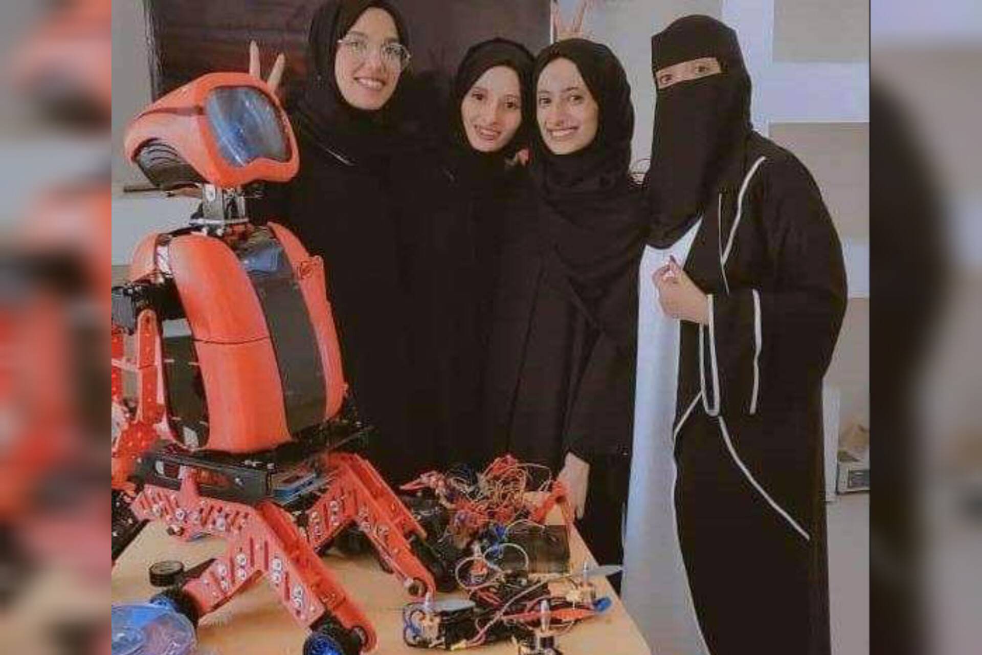 يمنيات يصنعن روبوتًا لمساعدة الأشخاص العالقين تحت الأنقاض
