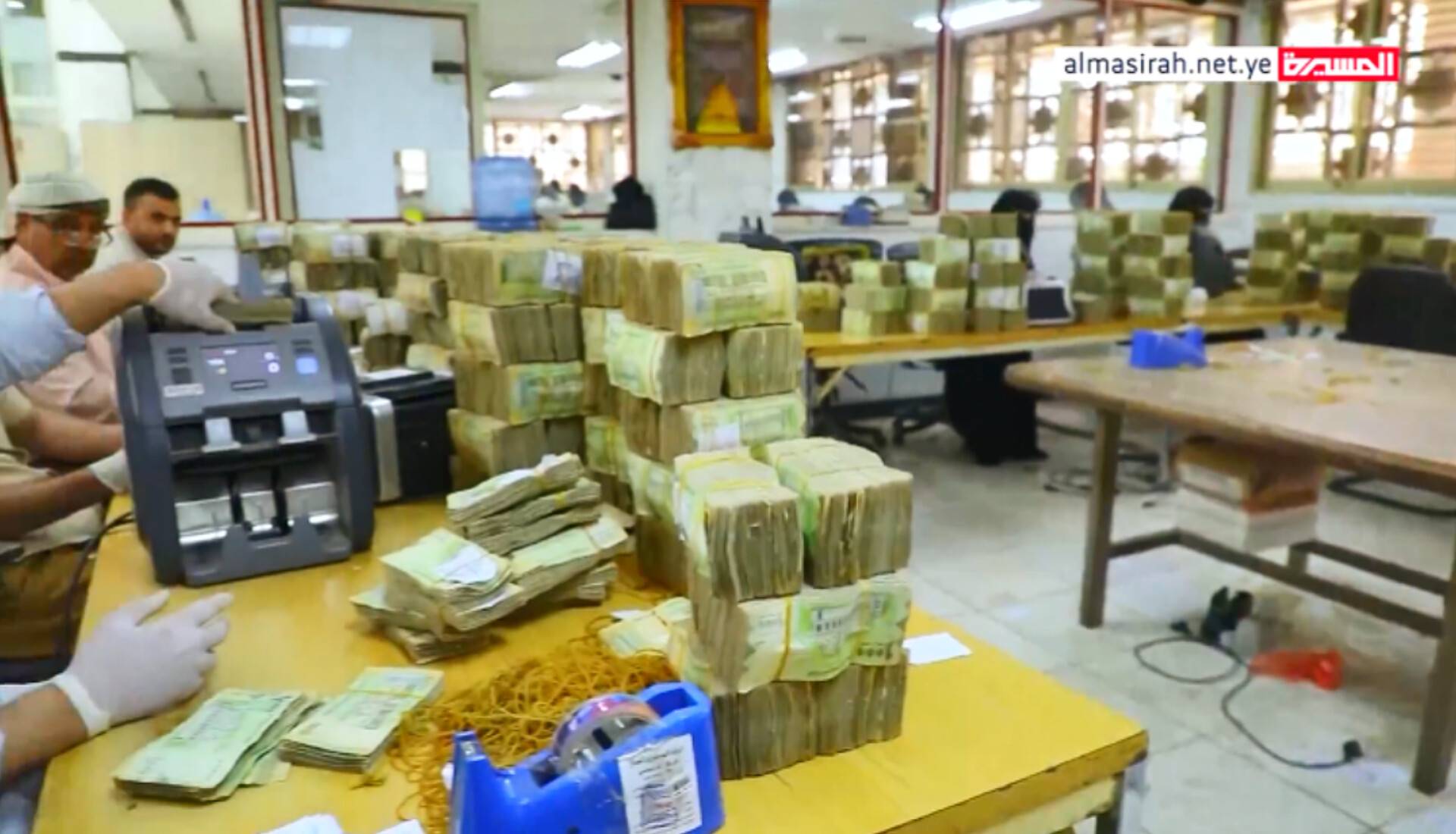 الكشف عن بنود اتفاقية جديدة لدمج البنك المركزي وصرف الرواتب وفق شروط 2014 بإشراف سعودي عماني