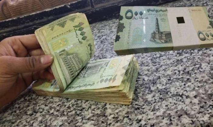 انهيار العملة المحلية.. كيف ارتفعت أسعار المواد الغذائية والنفط كنتيجة طبيعية؟