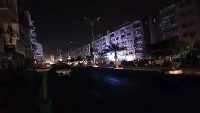 عدن.. عملة منهارة ومشتقات نفطية غالية وكهرباء شبه عاطلة وخدمات رديئة 1