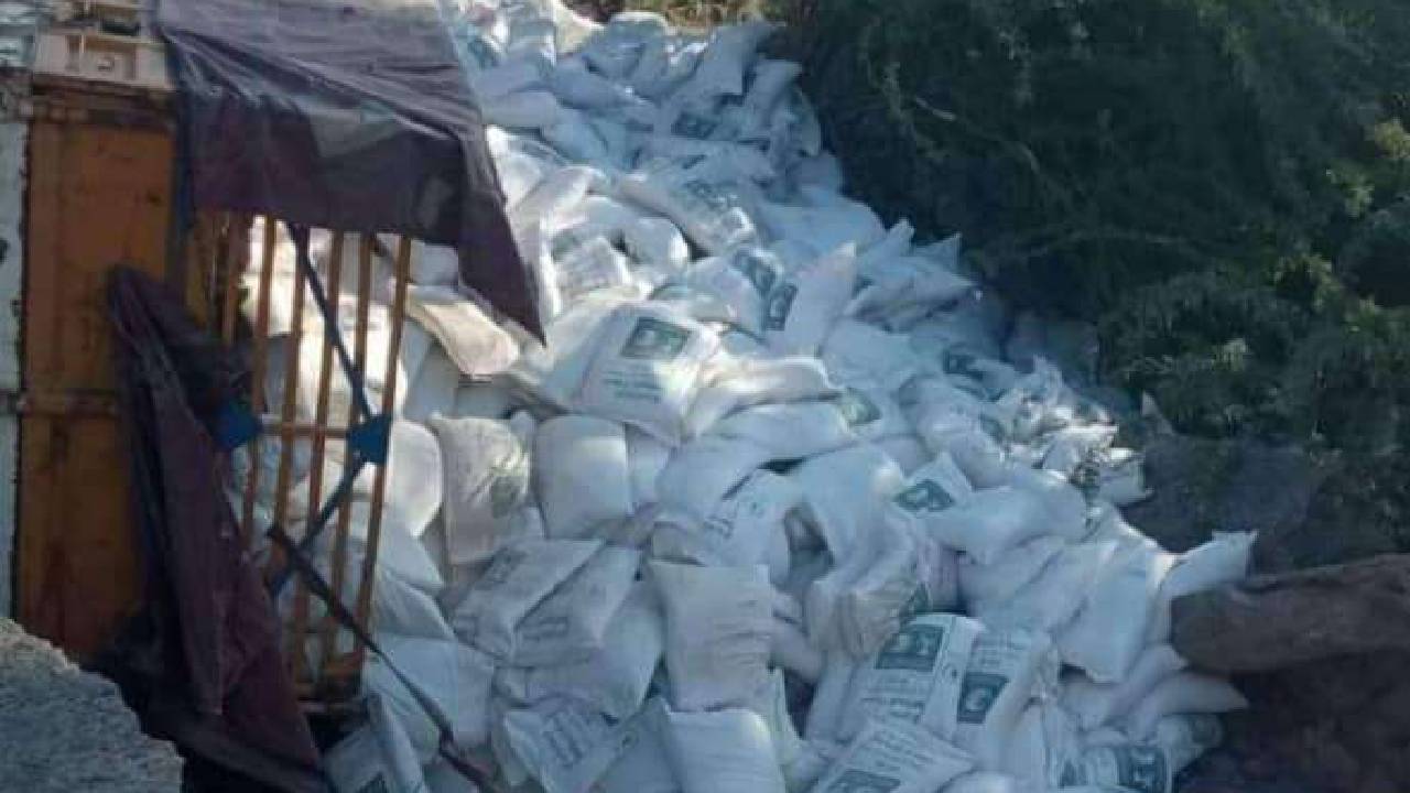 إنقلاب شاحنة محملة بالدقيق في طريق الكدحة