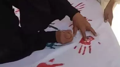 أطفال تعز يطالبون بإيقاف المجازر بغزة 4