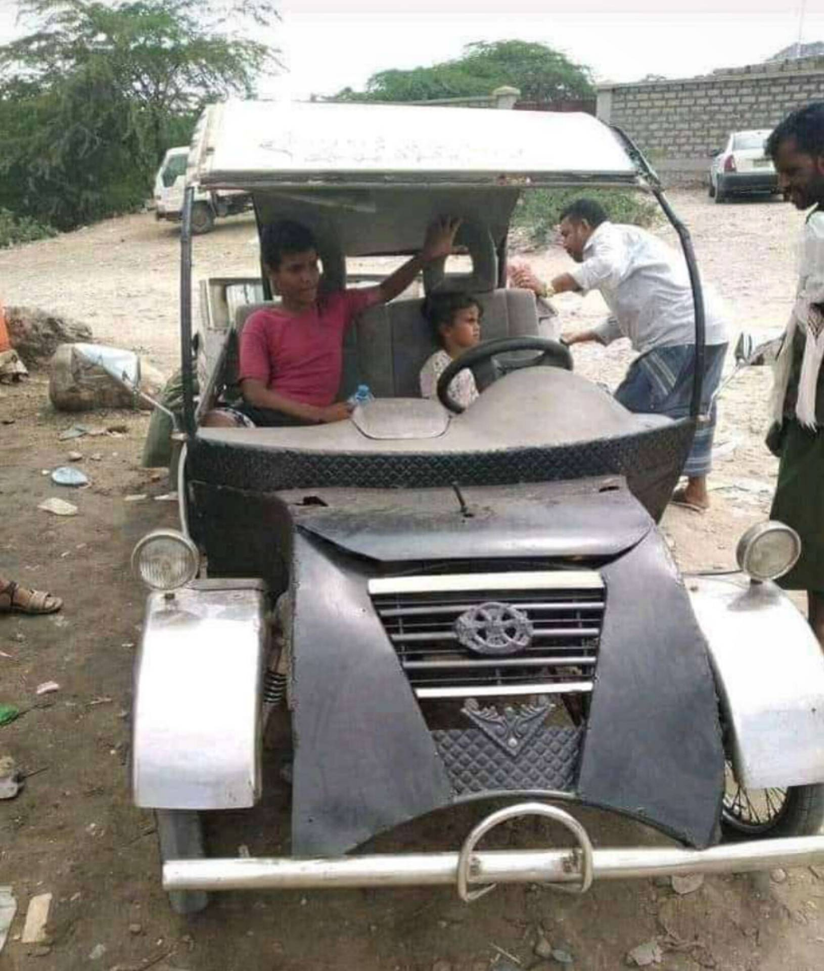 شاب من أبين يصنع تكتك بادوات محلية