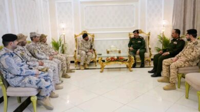 تفاصيل لقاء وزير الداخلية بقائد قوات التحالف في عدن 4