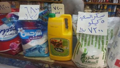 التغلب على عوائق الأسعار المرتفعة.. مالك محل في عدن يعلن عن تخفيض أسعار المواد الغذائية 10